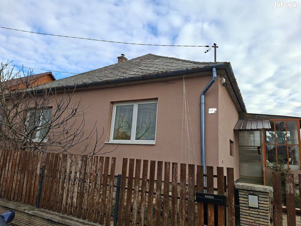 Attalán masszív kockaház