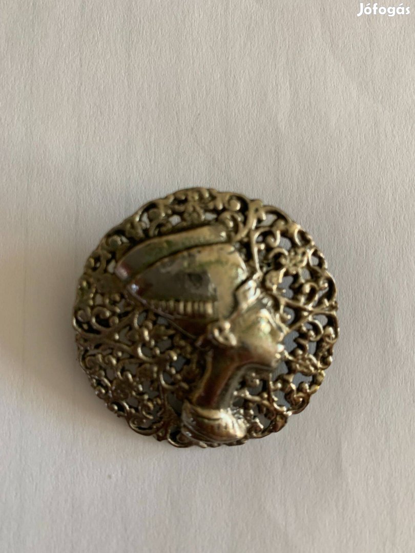 Áttört bross egyiptomi antik motívummal 1960-as évekből