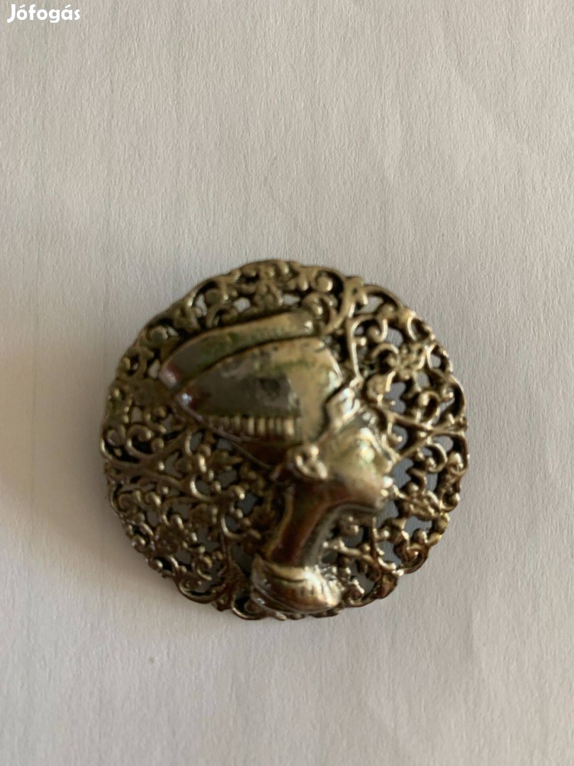 Áttört bross egyiptomi antik motívummal 1960-as évekből
