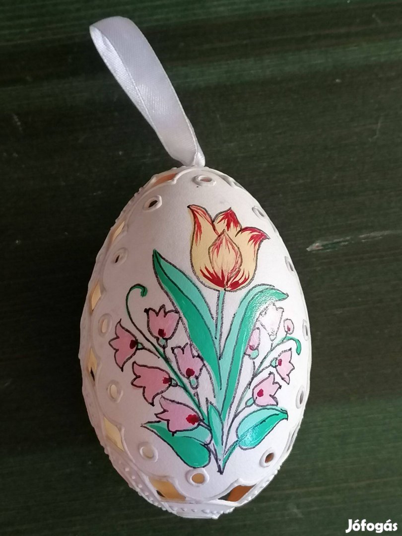Áttört motívumokkal díszített húsvéti tojás, magyar kézműves termék