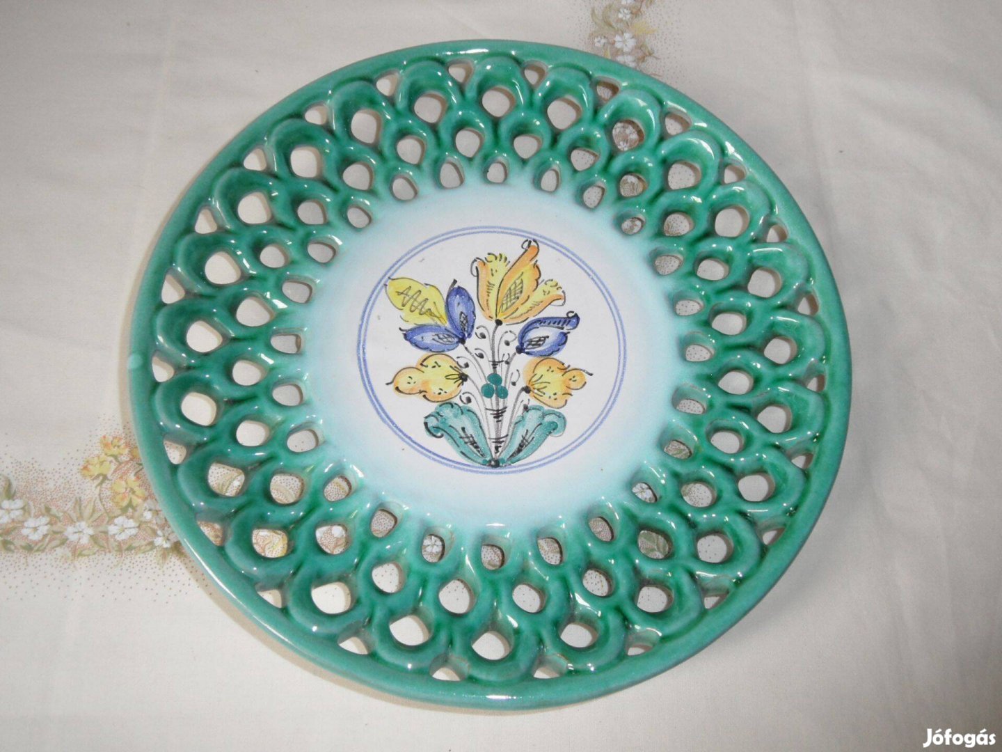 Áttört szélű habán porcelán falitányér