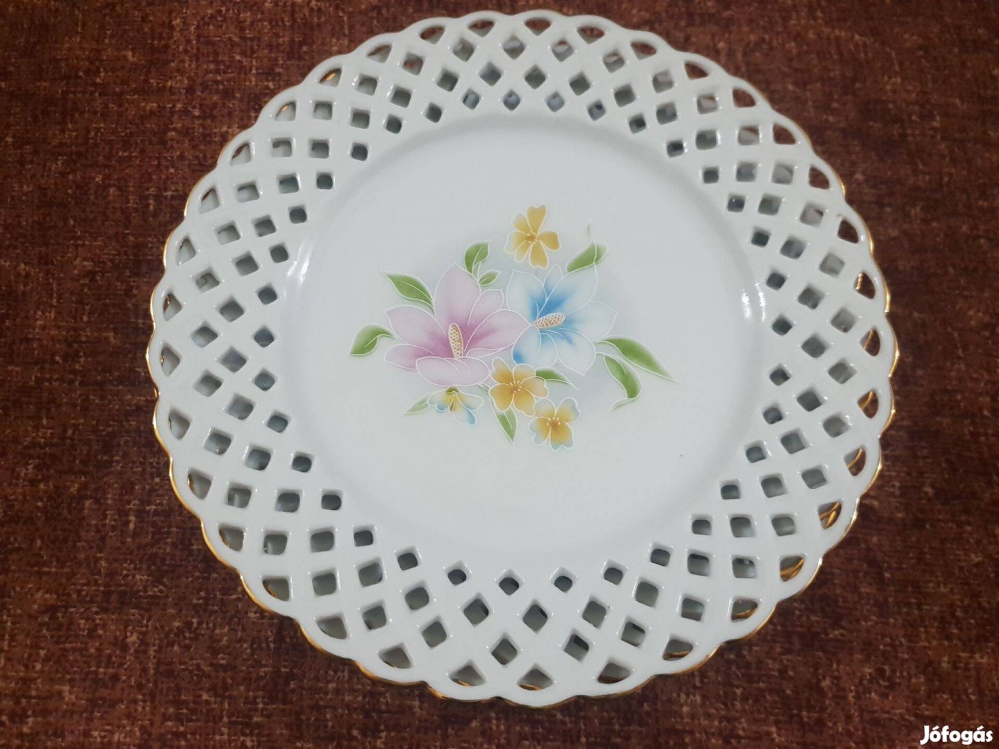 Áttört szélű porcelán tányér virág mintával, 20 cm átmérővel. 2000/db