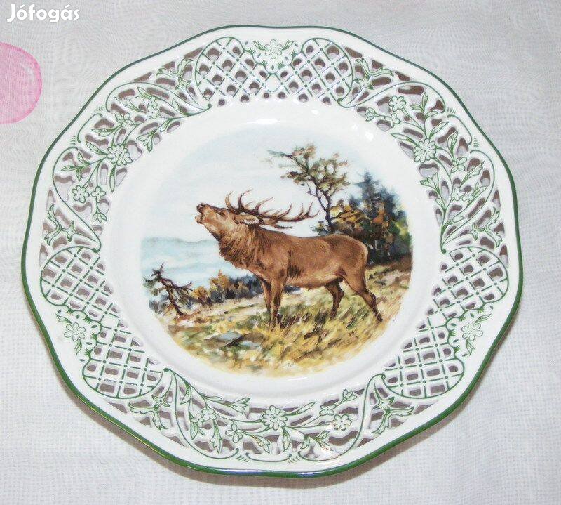 Áttört szélű szarvasos porcelán falitányér