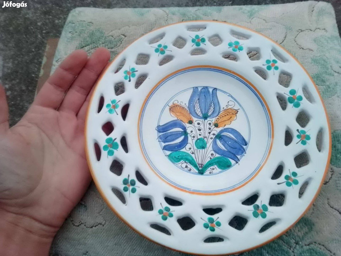 Áttört virágos habán mintás kerámia tál, falidísz