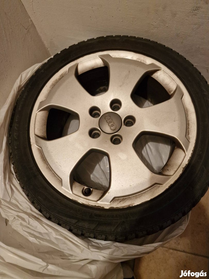 Audi 225/45 R17 gyári alufelni falken téligumira szerelt