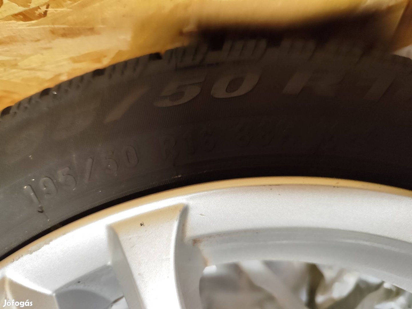 Audi A1 gyári alufelni garnítúra téli gumikkal eladó.