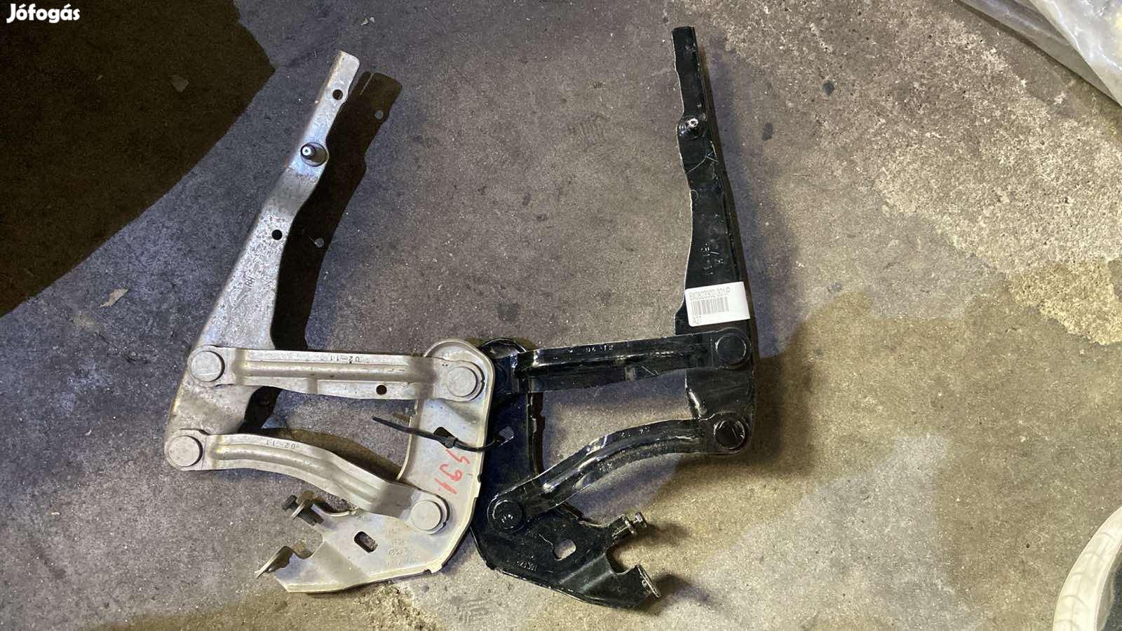 Audi A1 motorháztető zsanér bal és jobb 8X0823302 -