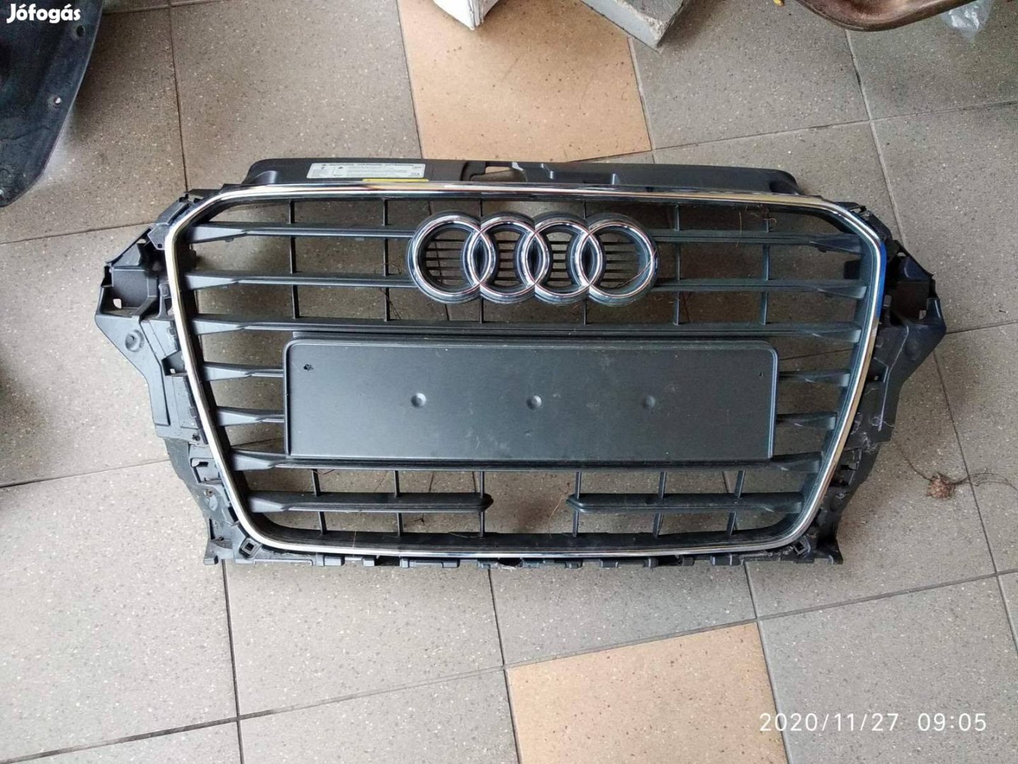 Audi A3 2012- gyári hűtőmaszk távolságtató kamerás 8v3853651A