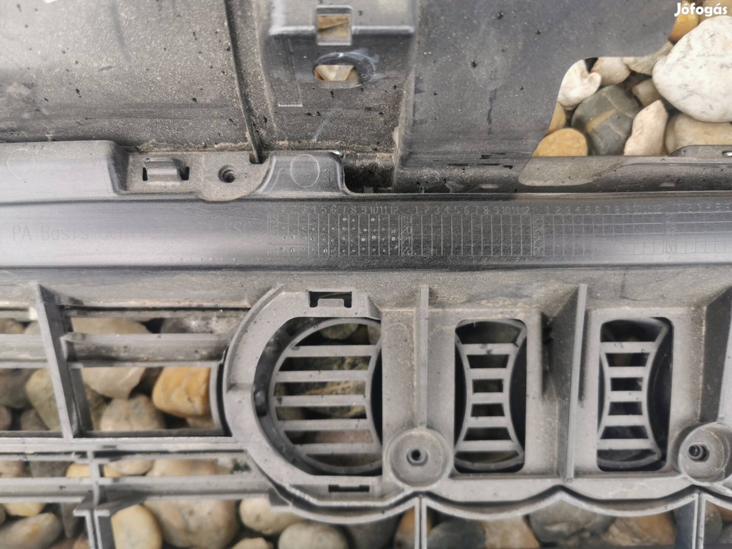Audi A3 8V3.853.651 AB hűtőrács