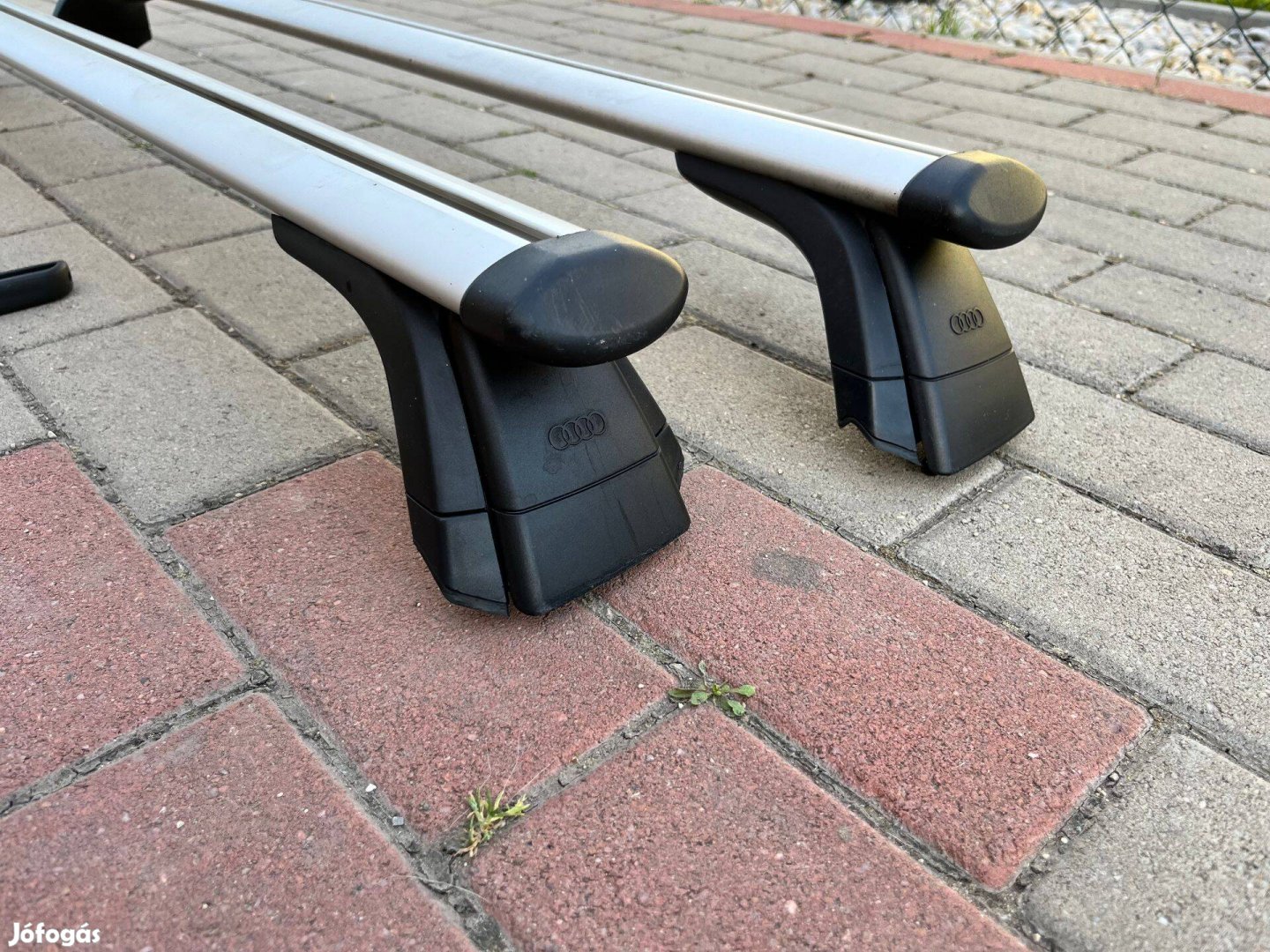 Audi A3 Sportback 8V gyári tetőcsomagtartó. Zárható. 2013-tól gy autók