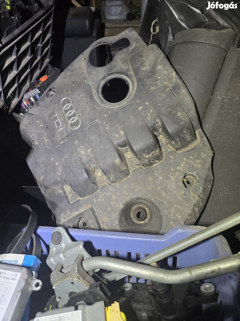 Audi A4 8E AVF motor burkolat 