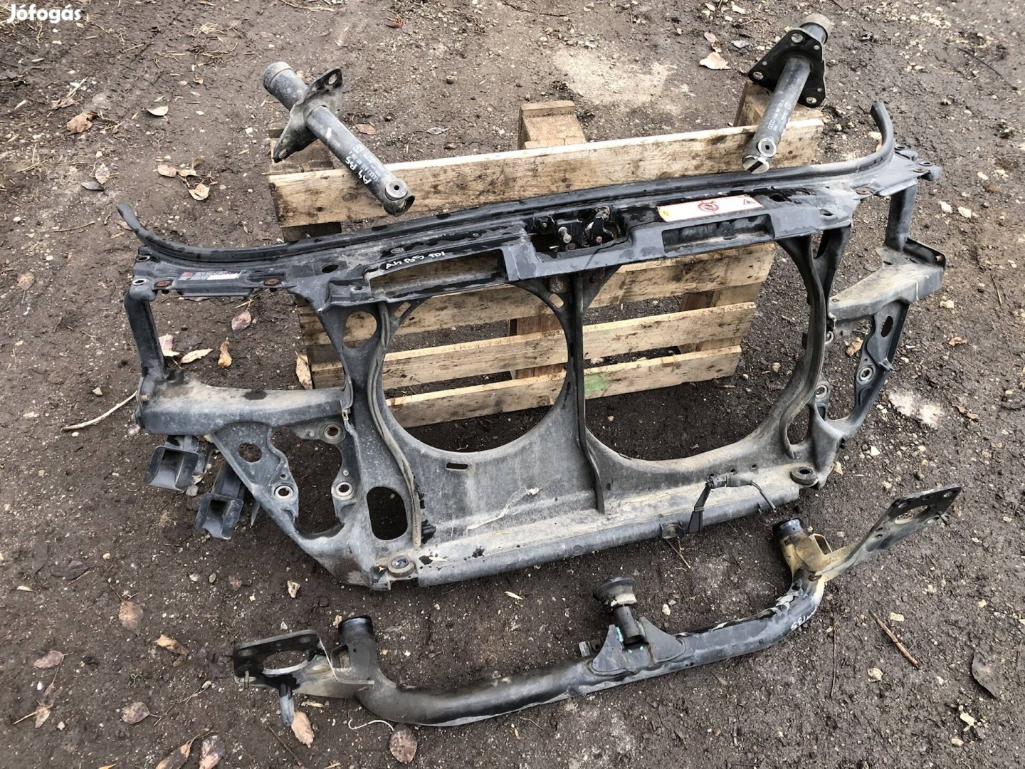 Audi A4 B5 zárhíd homlokfal eleje 