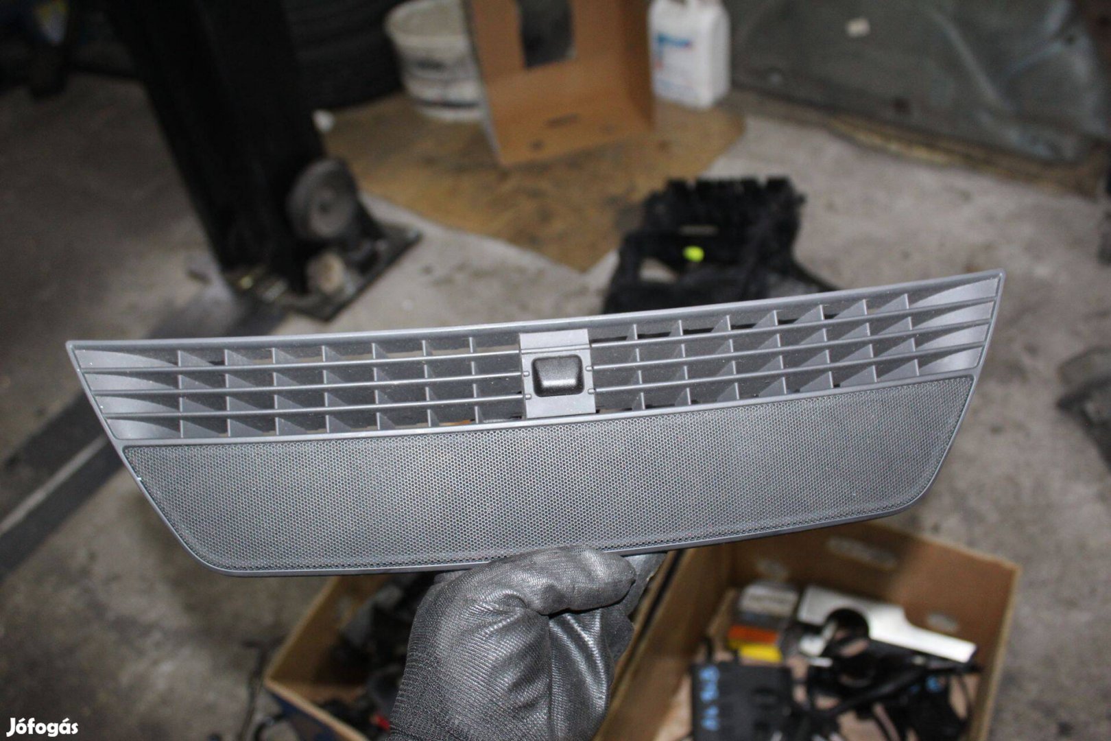 Audi A4 B7 2004-2009 2.0D középső szellőző szélvédő alatt