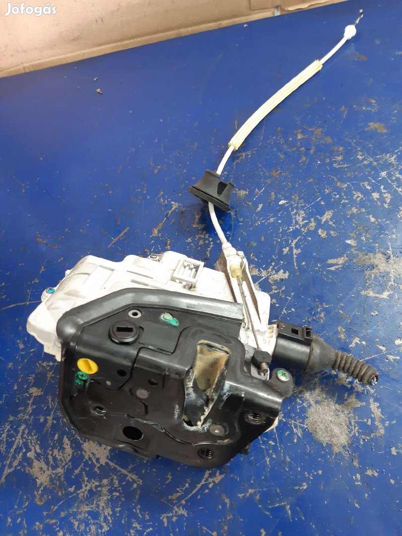 Audi A4 B7 Bal Hátsó Ajtó Zárszerkezet Központizár Motor