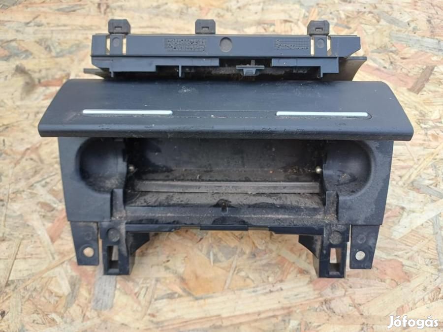 Audi A4 B7  (2004-2008) Első Hamutál