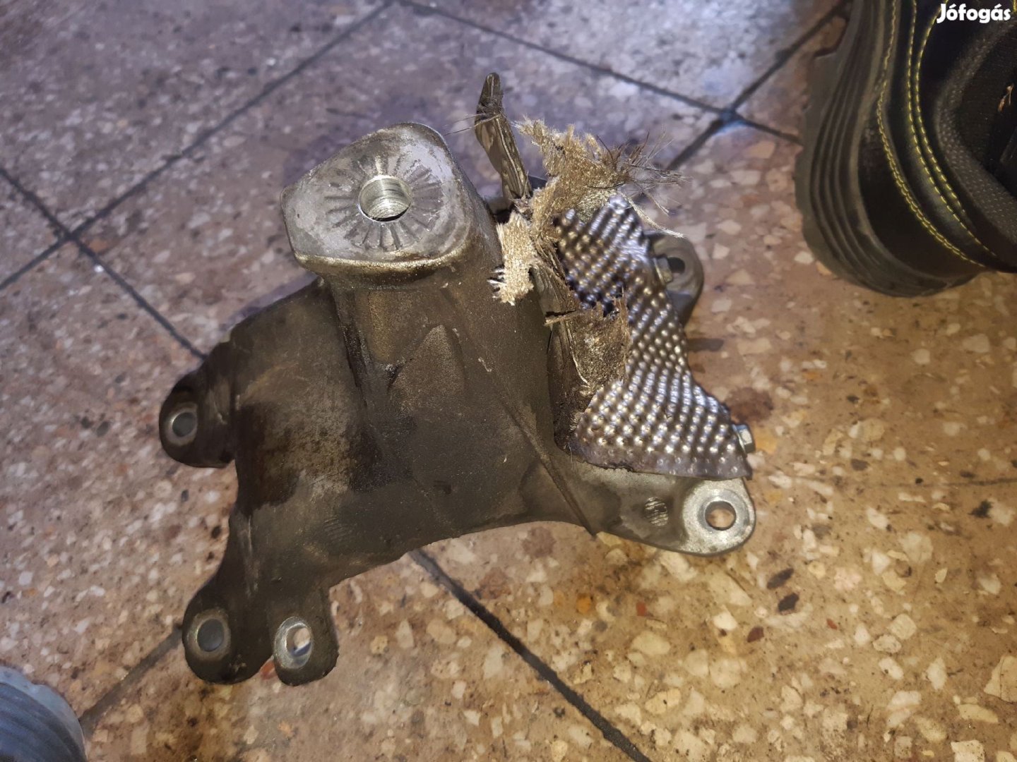 Audi A4 B8 Jobb Motortartó Bak