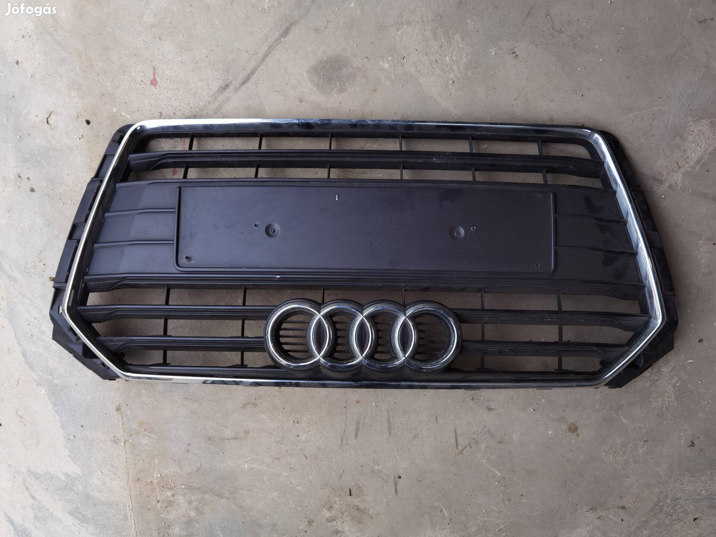 Audi A4 B9 hűtőrács hűtőmaszk alkatrész 