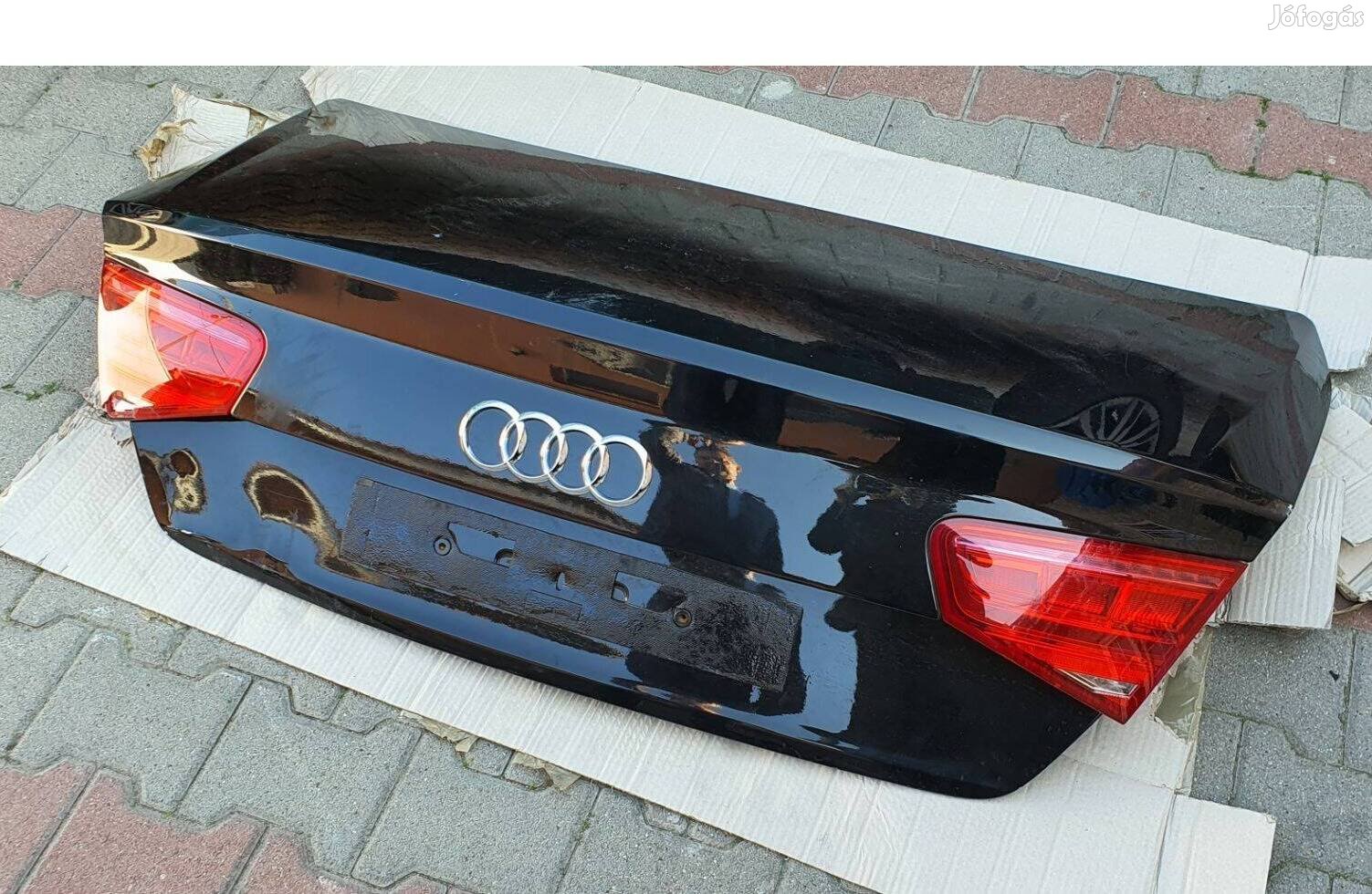 Audi A4 hátsó ajtó, hátsó lámpa, embléma