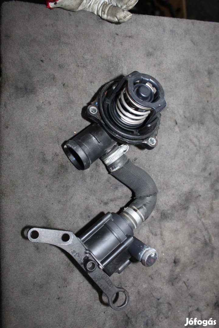 Audi A5 (B8 - 8T) Vízpumpa és termosztátház 059121004f