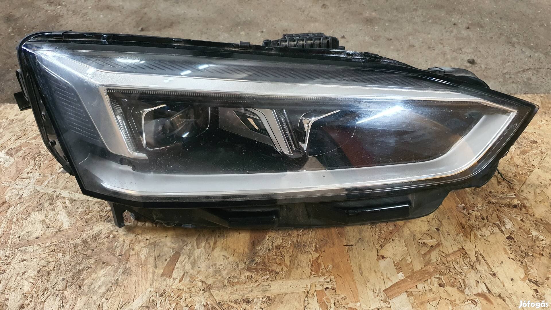 Audi A5 jobb oldali fényszóró 