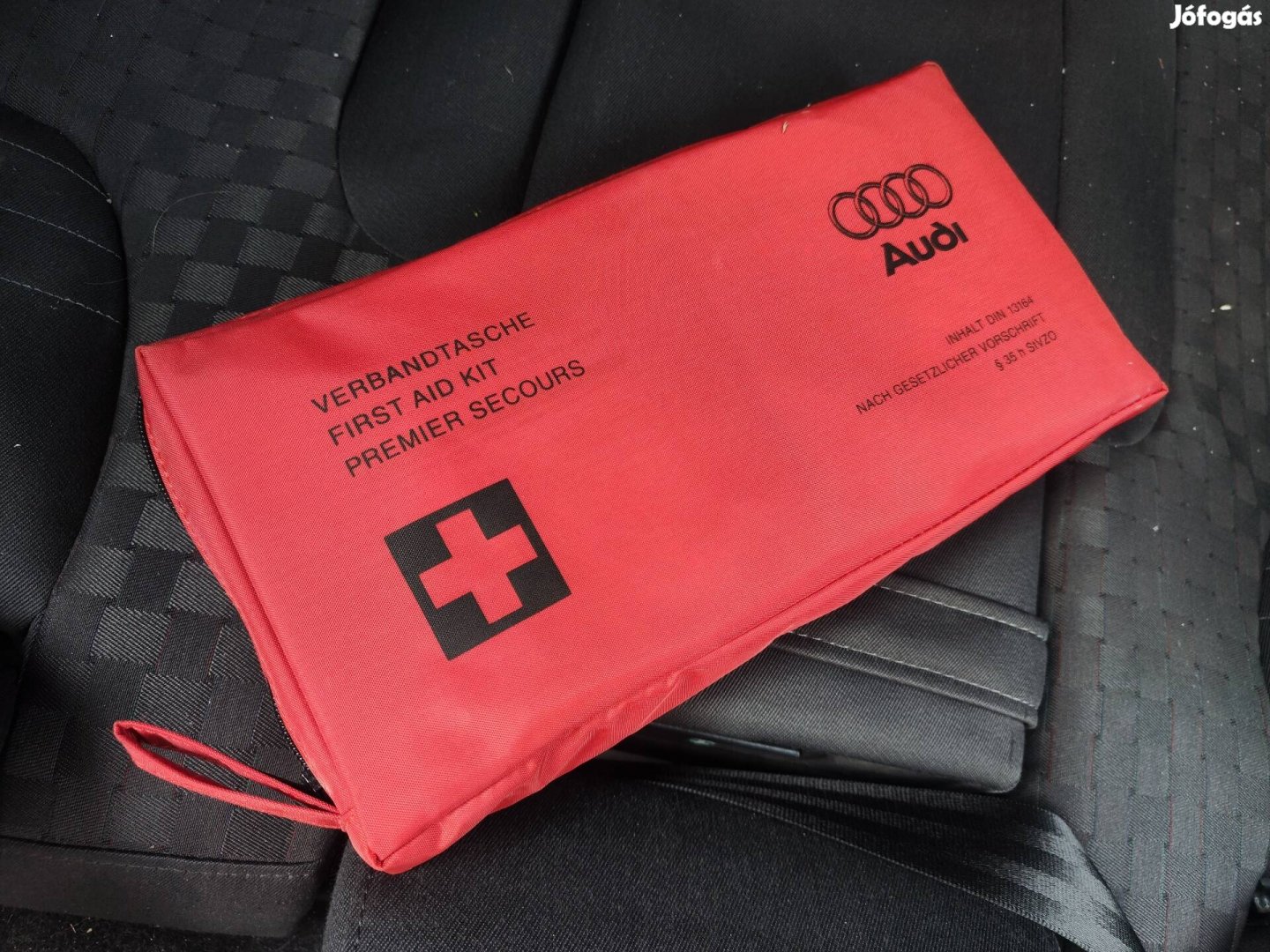 Audi A6 C5 gyári elsősegély felszerelés 