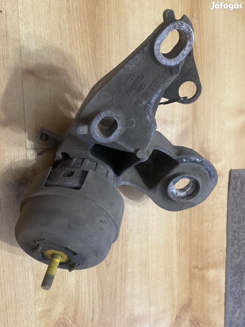 Audi A6 C6 Jobb első motortartó bak 4F0199352N