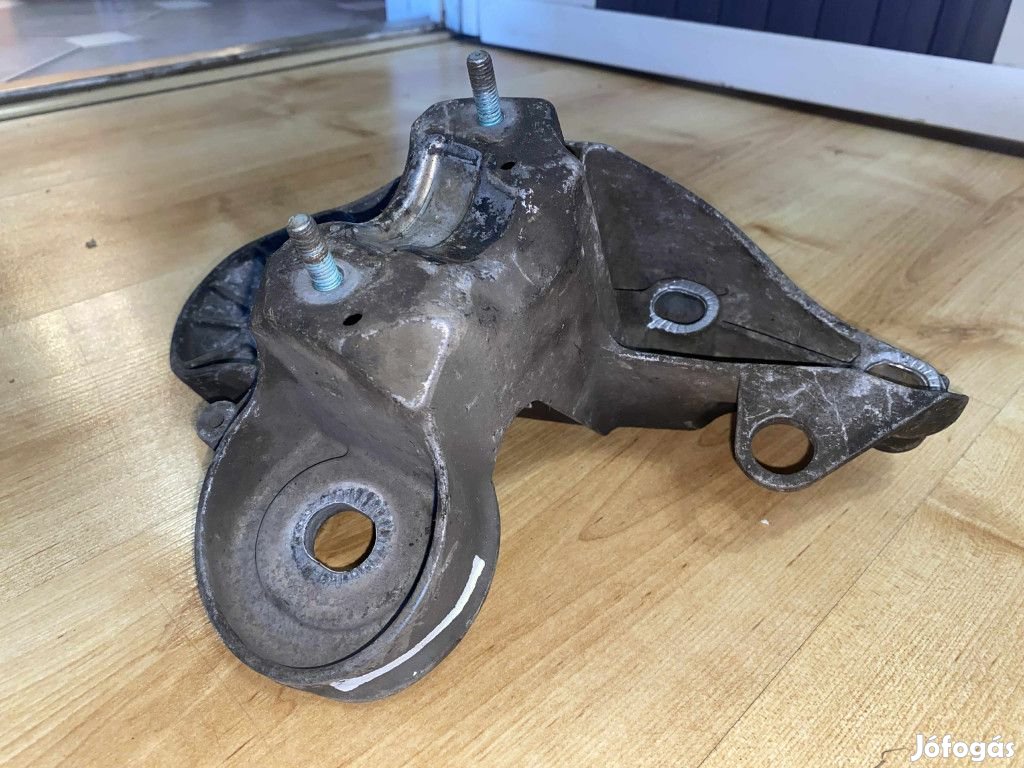 Audi A6 C6 bal első motortartó bak 4F0199351H