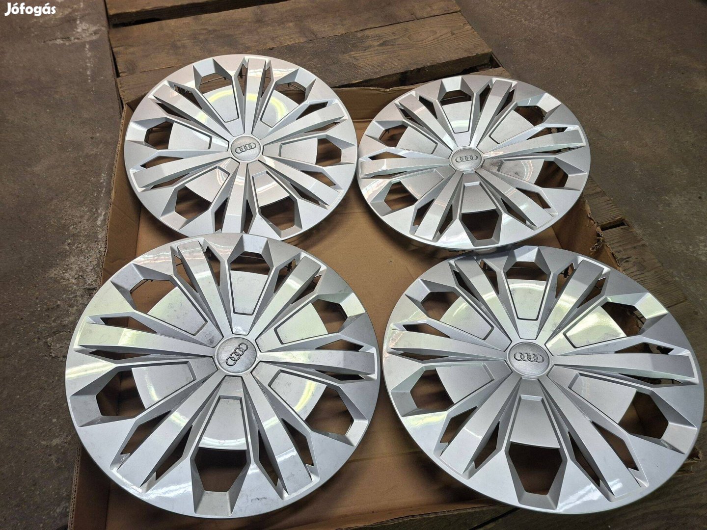 Audi Q3 17 -es gyári dísztárcsa szett 83A 601 147