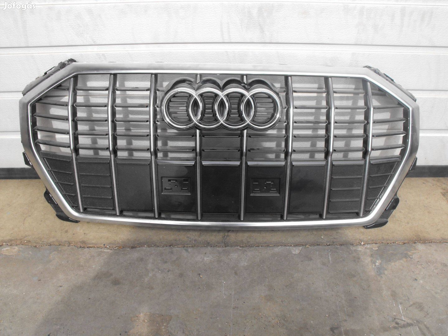 Audi Q3 2.gen díszrács 2018- képeken látható módo