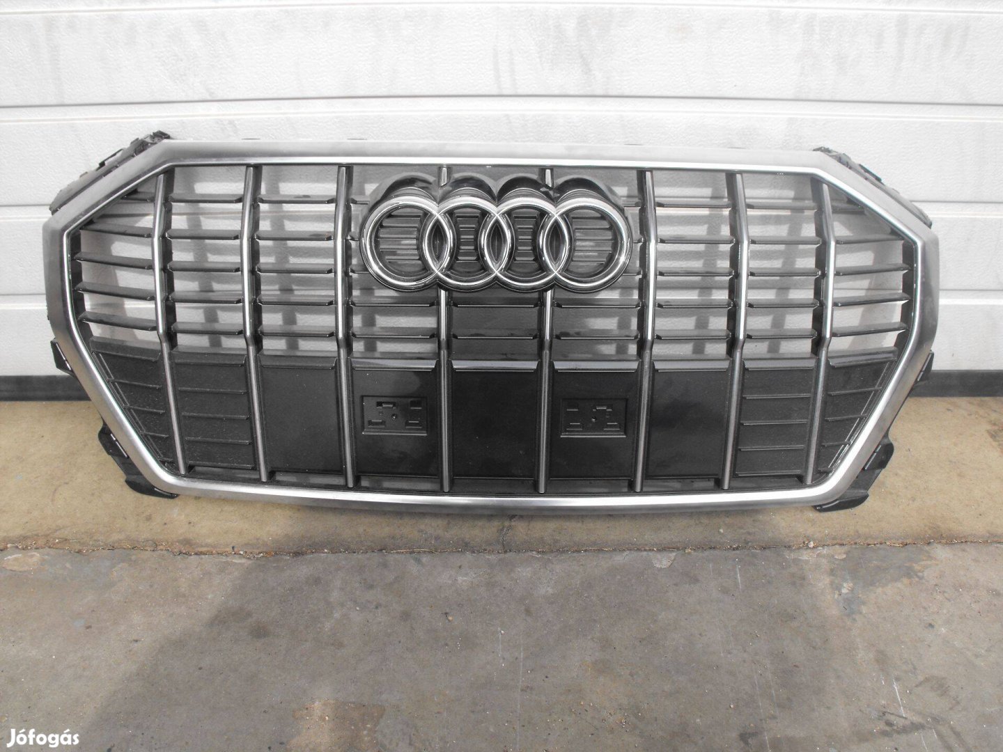 Audi Q3 2.gen díszrács 2018- képeken látható módo
