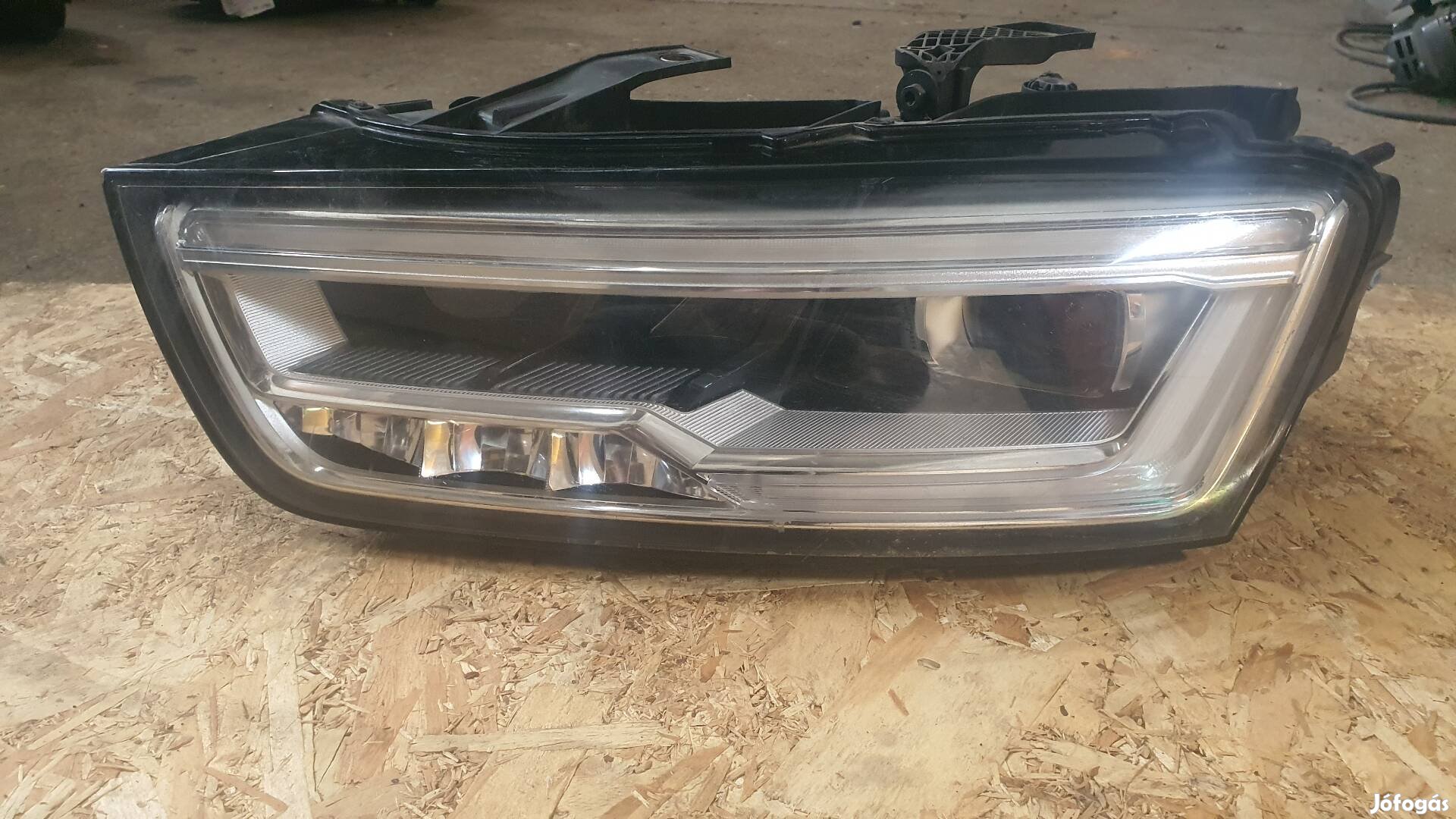 Audi Q3 Bal oldali fényszóró  23.06.26