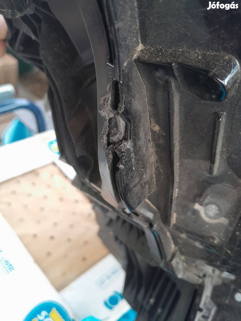 Audi Q8 led bal első fényszóró sérült búra