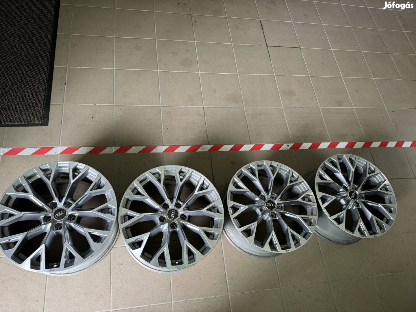 Audi RS3 8Y 19 gyári alufelni kétszéles 