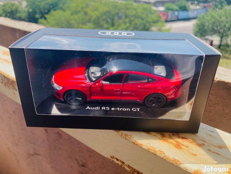 Audi RS e-tron GT kisautó 1:42, modell, kis makett