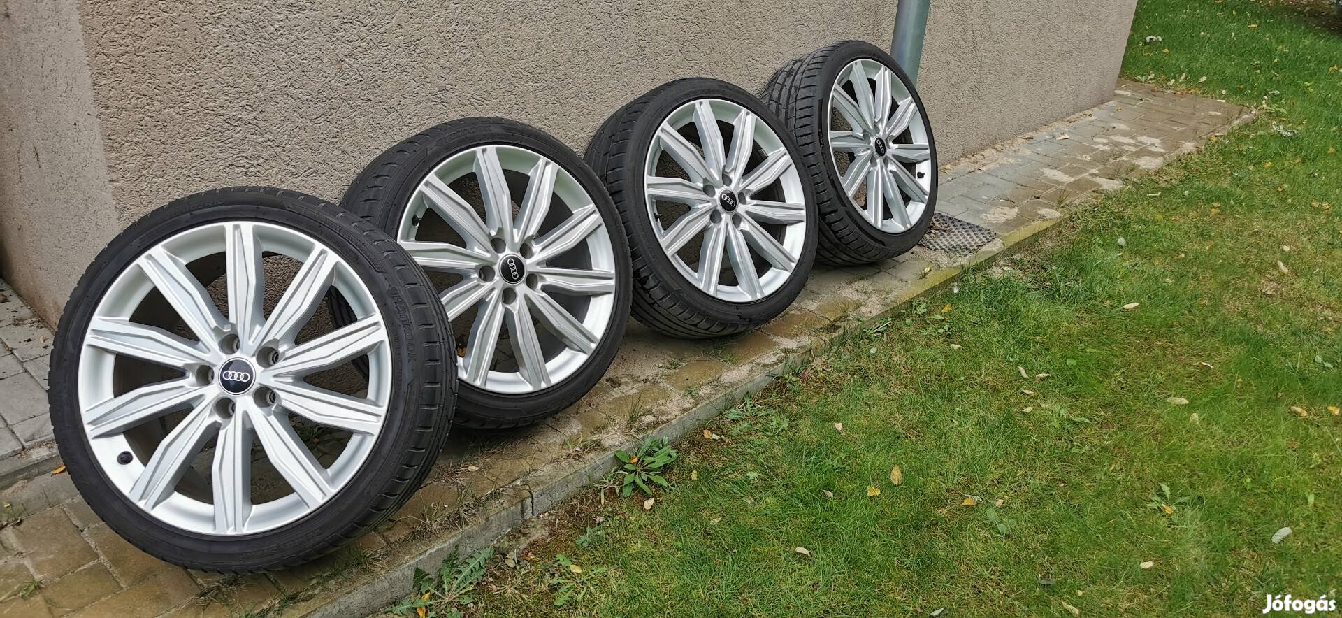 Audi gyári 19" karcmentes aluszett újszerű nyárigumikkal eladó.