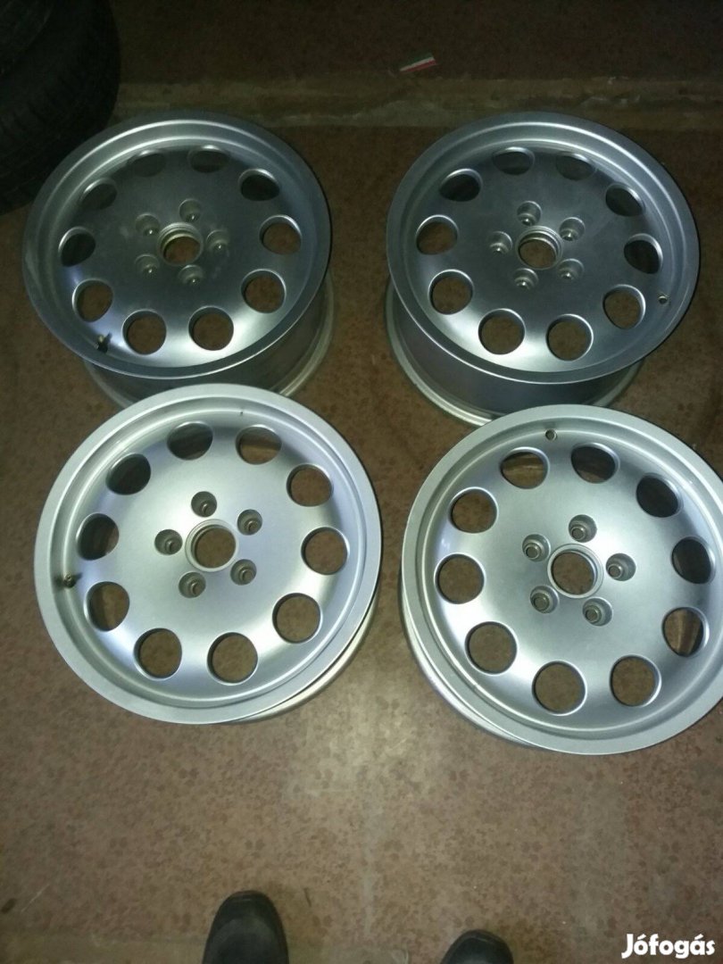 Audi gyári alufelni kupakokkal 