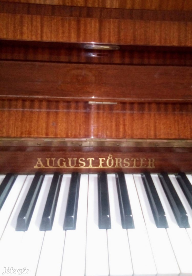 August Förster German Elegant Walnut profi páncéltőkés pódium pianínó 