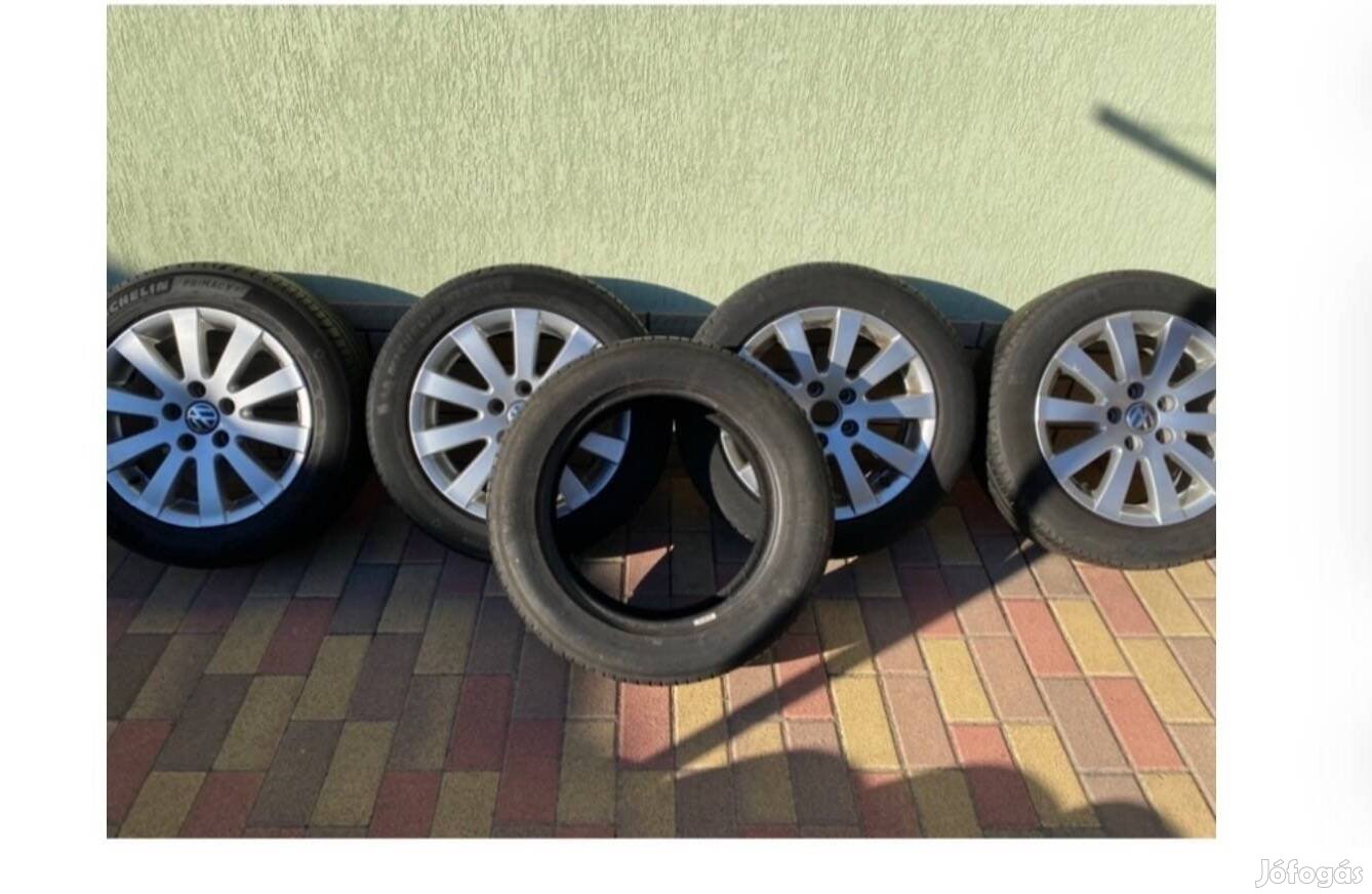 Autó felni gumikkal