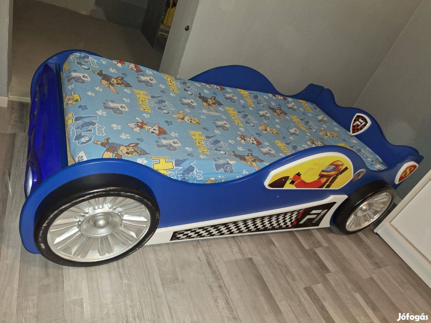 Autó formájú gyerekágy, matraccal