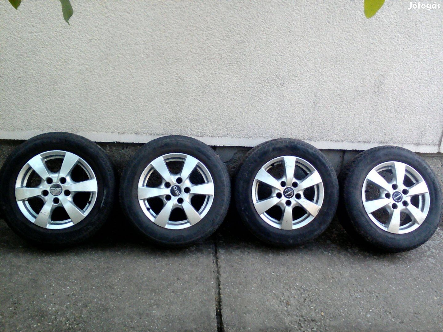 Autó gumi Merci felnin eladó!