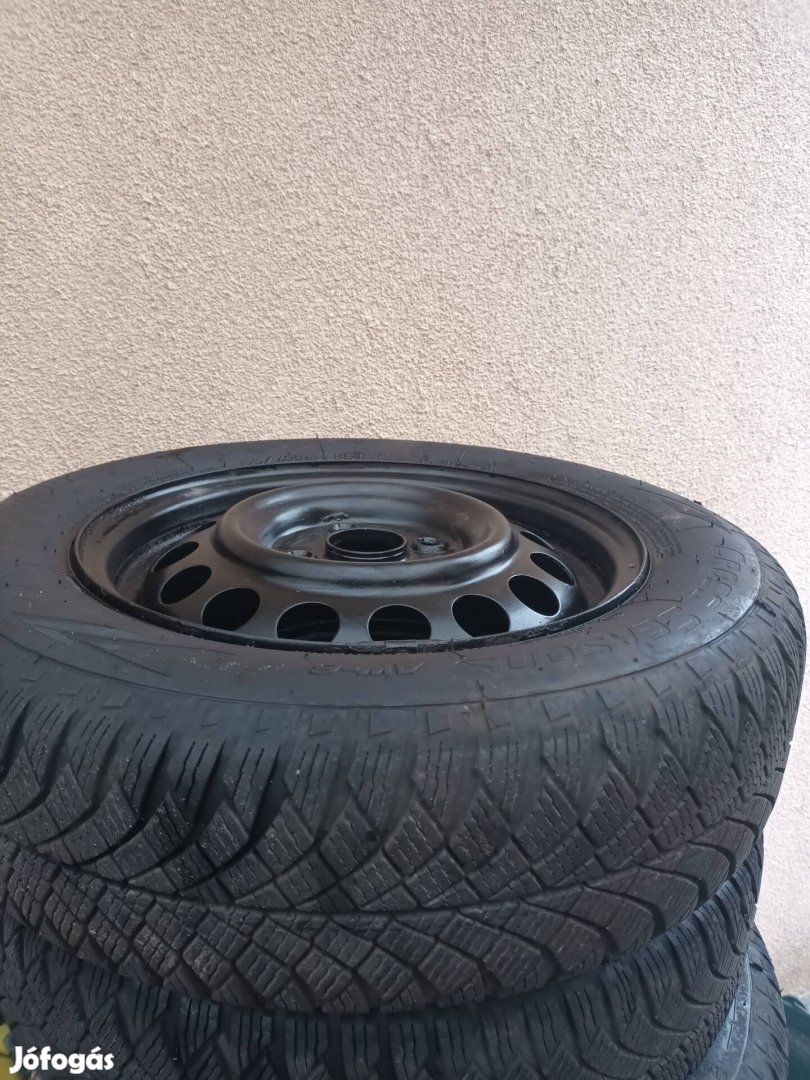 Auto gumiabroncs felnivel