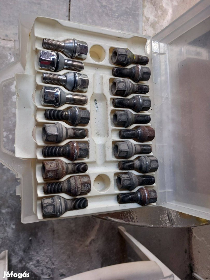 Autó kerékcsavarok