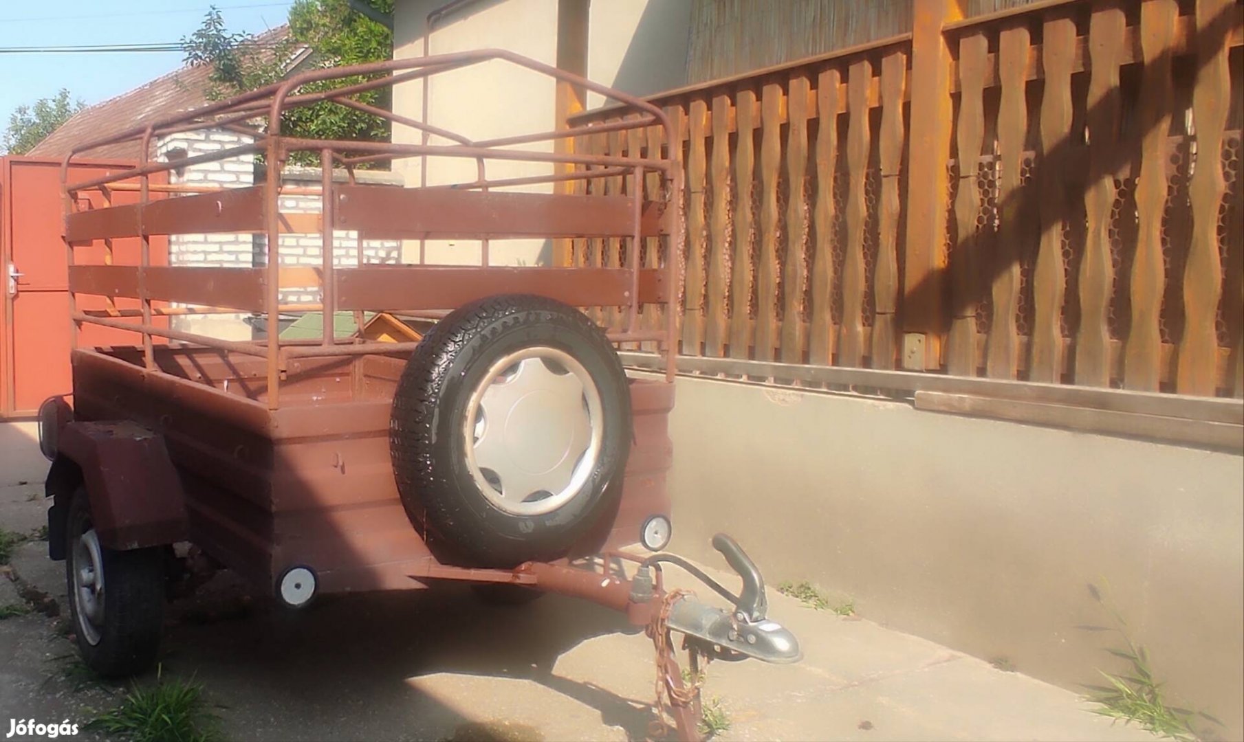 Autoflex típusú, három mázsás utánfutó.