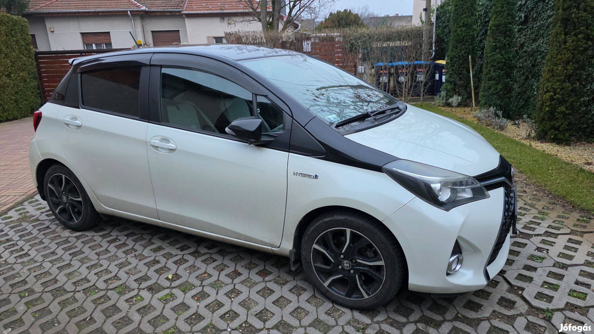Automata metál fehér-fekete színű hibrid Toyota Yaris