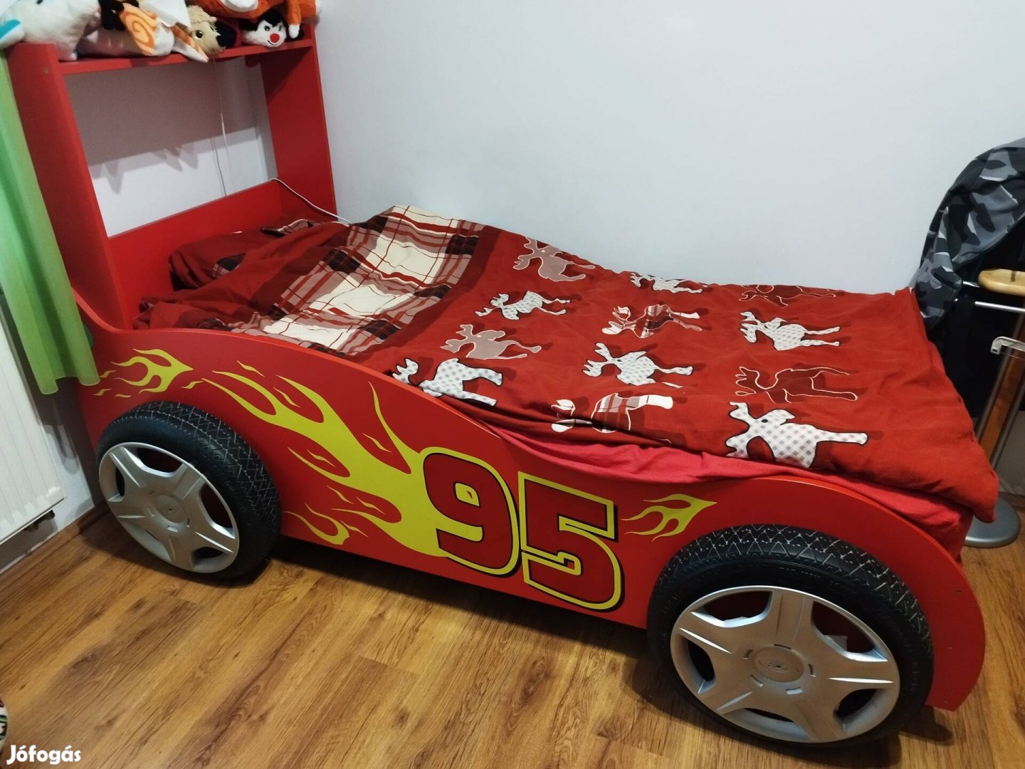 Autós ágy , színes gyerekszoba bútor 