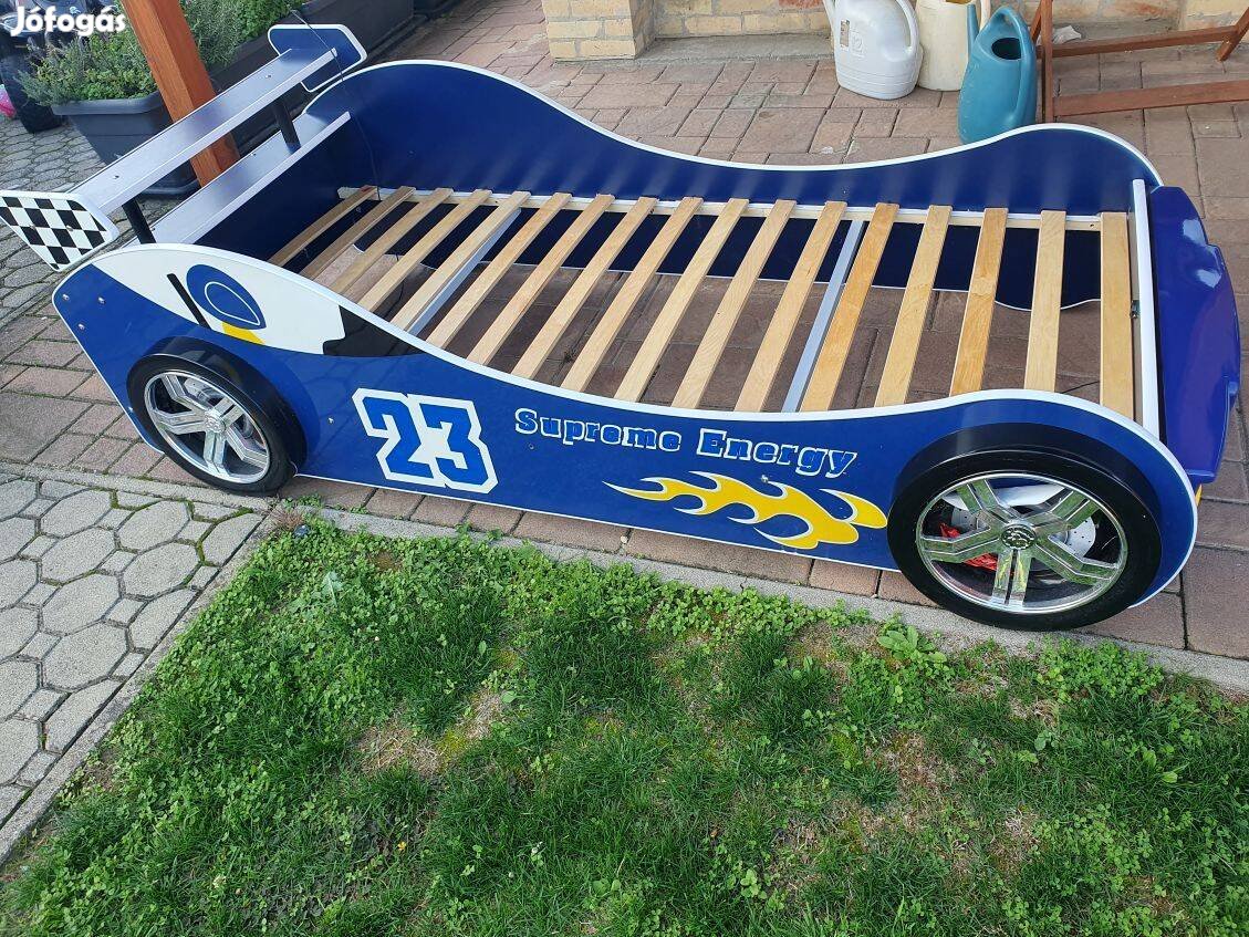 Autós gyerekágy gyermekágy matraccal