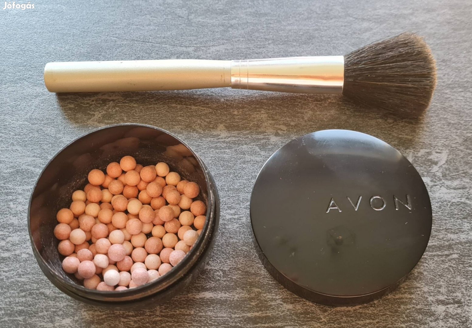 Avon pirosító gyöngyök, ill. nagy kerek ecset. Darabár.