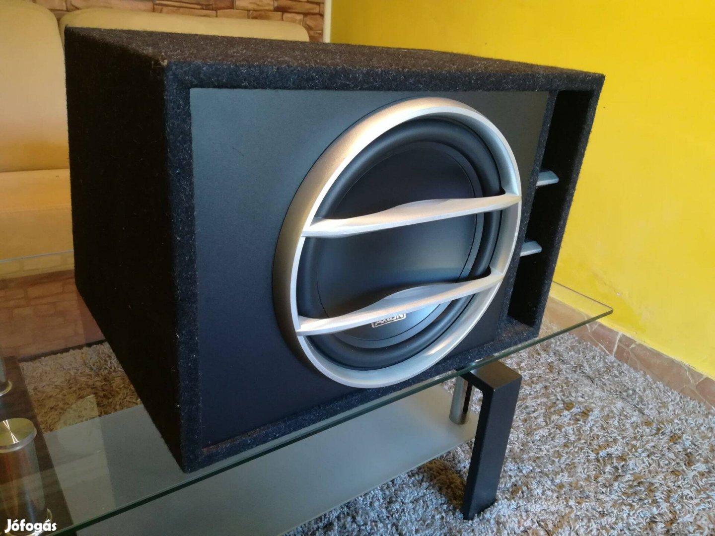 Axton AX-B30 autós mélyláda 600 w