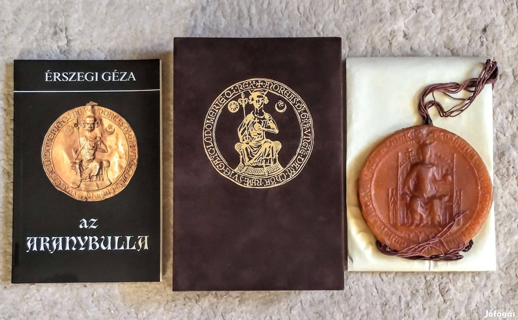 Az Aranybulla oklevél-hasonmás, viaszpecséttel, dísztokban