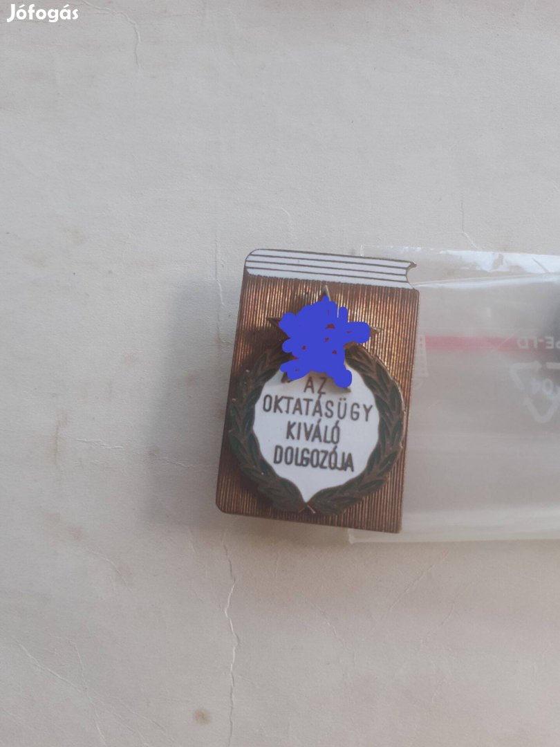 Az Oktatásügy Kiváló Dolgozója kitüntető jelvény